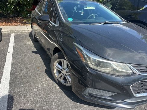 Used 2017 Chevrolet Cruze LT FWD image 3