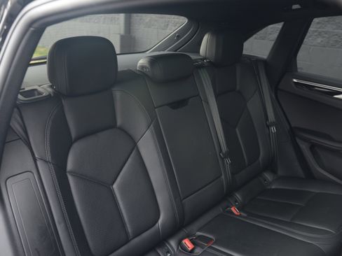 Certified 2018 Porsche Macan image 37