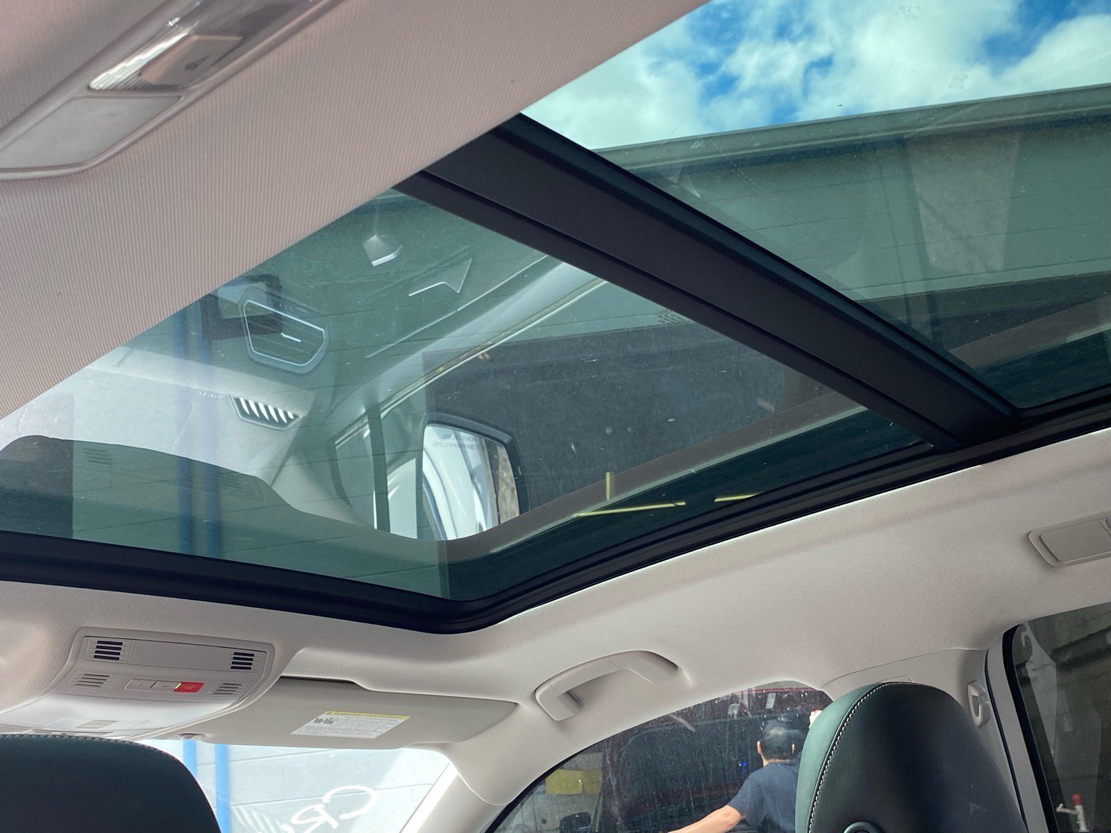 Certified 2024 Volkswagen Tiguan SE w/ Panoramic Sunroof Package AWD/4WD image 18