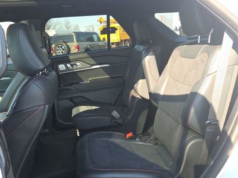 Certified 2025 Ford Explorer ST image 19