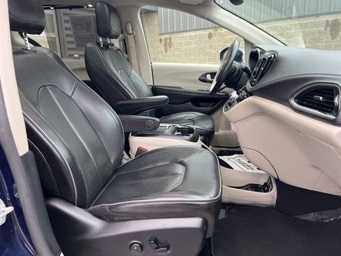 Used 2020 Chrysler Pacifica Limited image 11