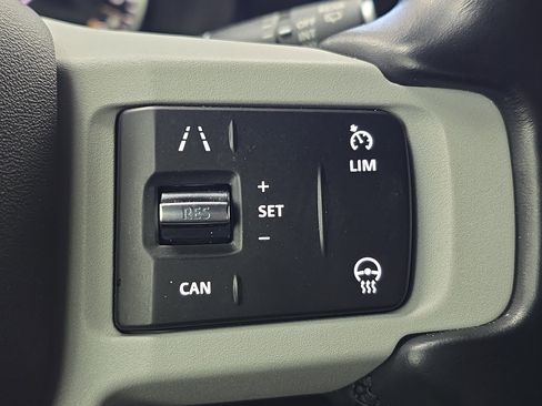 Used 2023 Land Rover Defender 110 X-Dynamic SE image 17