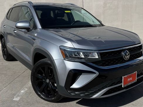 Used 2024 Volkswagen Taos SE image 1