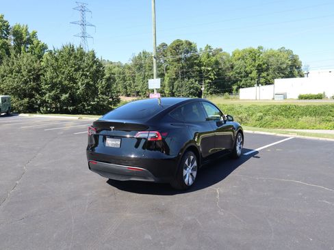 Used 2024 Tesla Model Y Long Range AWD/4WD image 11