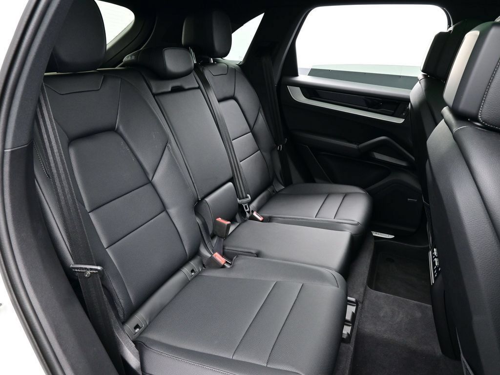 Certified 2025 Porsche Cayenne AWD/4WD image 17