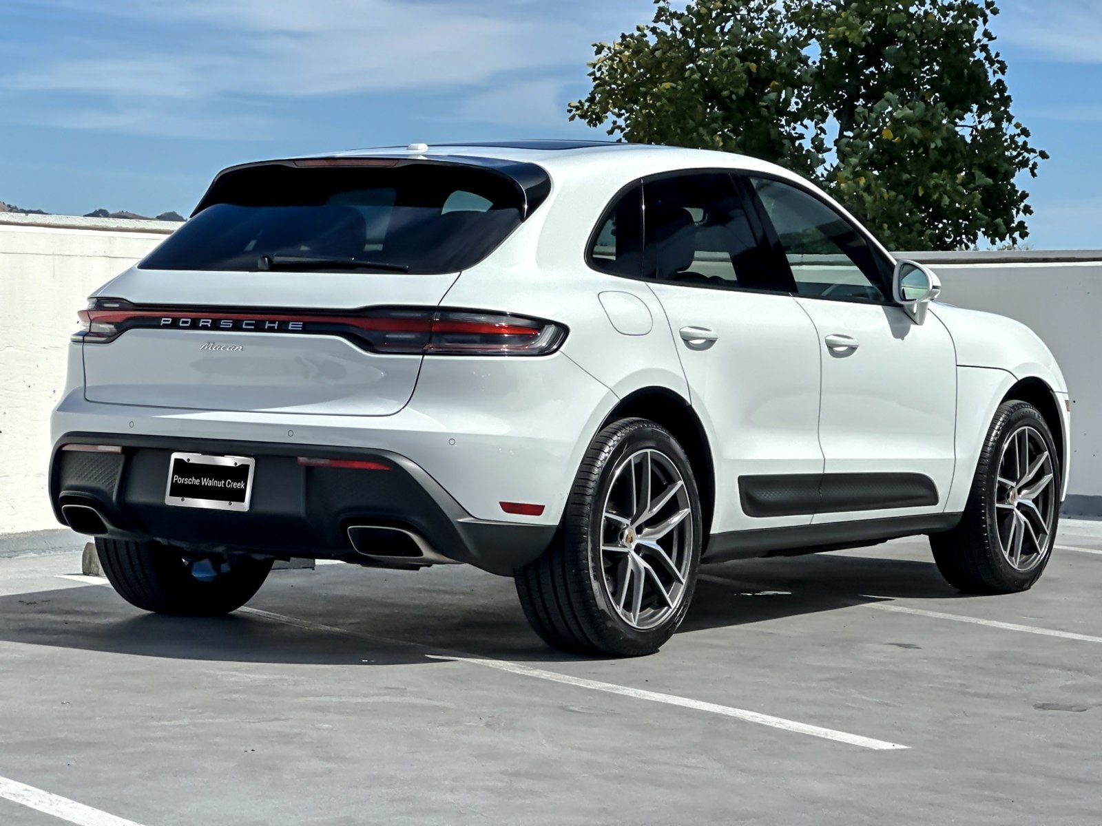 Certified 2026 Porsche Macan AWD/4WD image 9