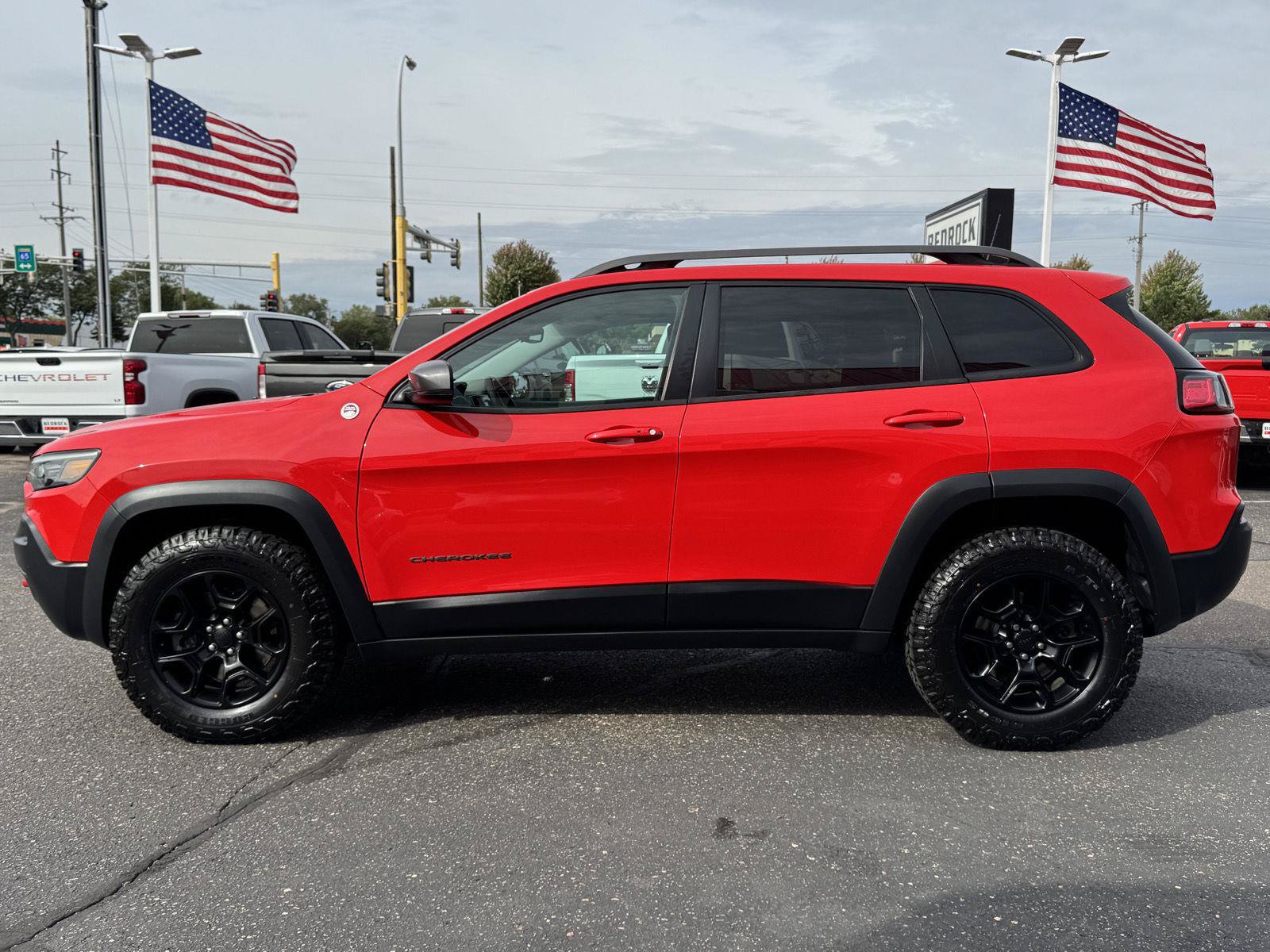 Used 2019 Jeep Cherokee Trailhawk w/ Cold Weather Group AWD/4WD image 5