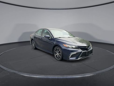 Used 2022 Toyota Camry SE w/ Cold Weather Package FWD image 2
