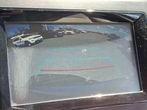 Used 2017 Toyota Highlander LE image 18