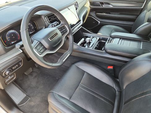 Used 2023 Jeep Wagoneer Series III w/ Preferred Equipment Group AWD/4WD image 9