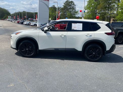 Used 2021 Nissan Rogue SV image 3