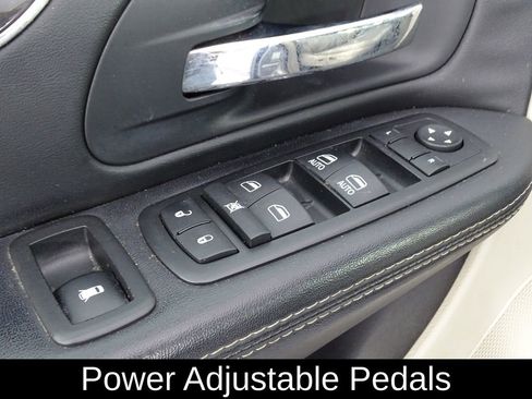 Used 2014 Chrysler Town & Country Touring-L w/ Driver Convenience Group image 16