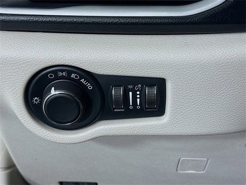 Used 2021 Chrysler Voyager Lxi image 10