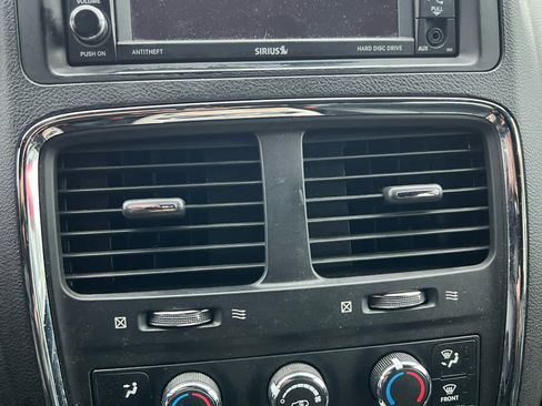 Used 2017 Dodge Grand Caravan SXT FWD image 11