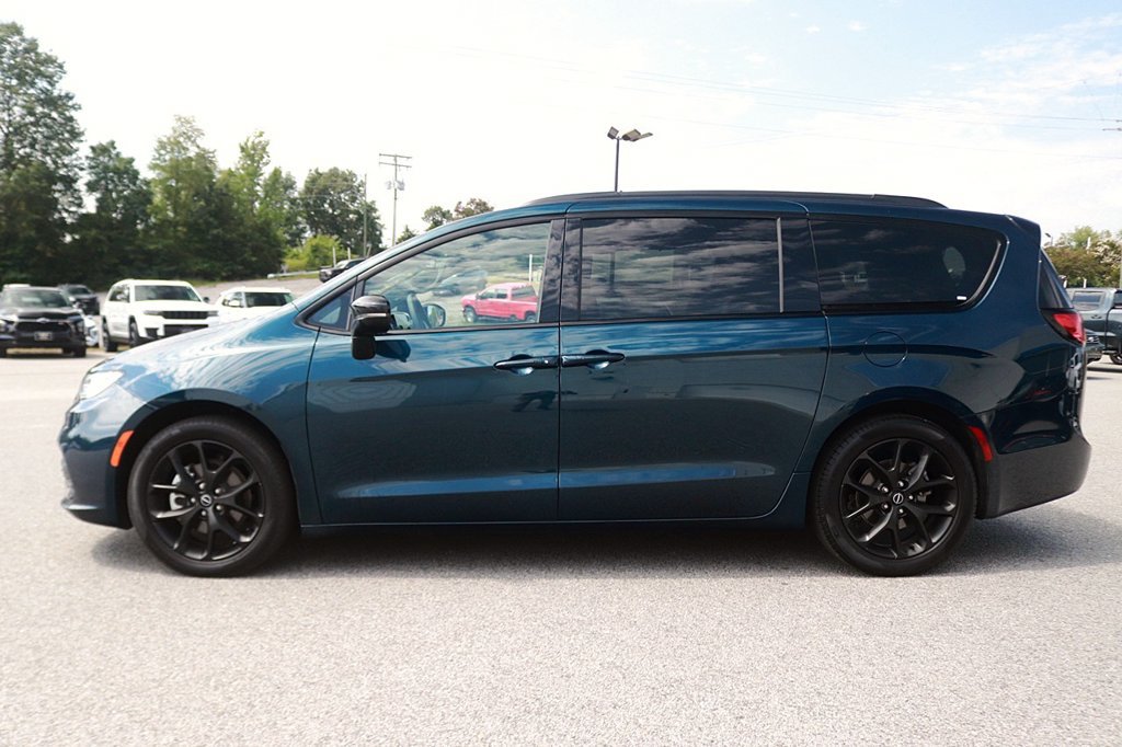 Used 2025 Chrysler Pacifica Limited FWD image 4