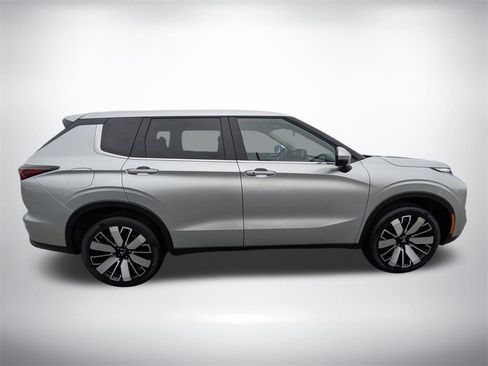 New 2025 Mitsubishi Outlander SE image 2