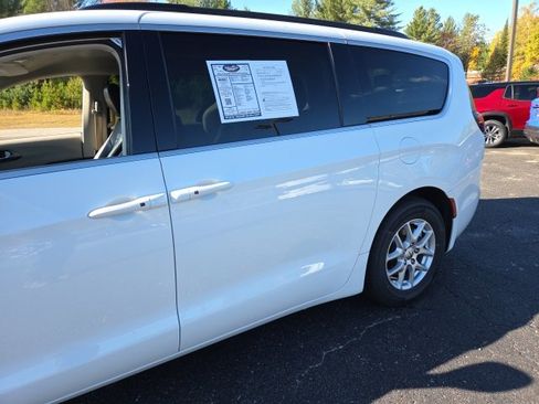 Used 2022 Chrysler Pacifica Touring-L image 82