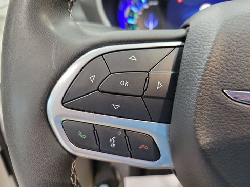 Used 2023 Chrysler Pacifica Touring-L FWD image 36