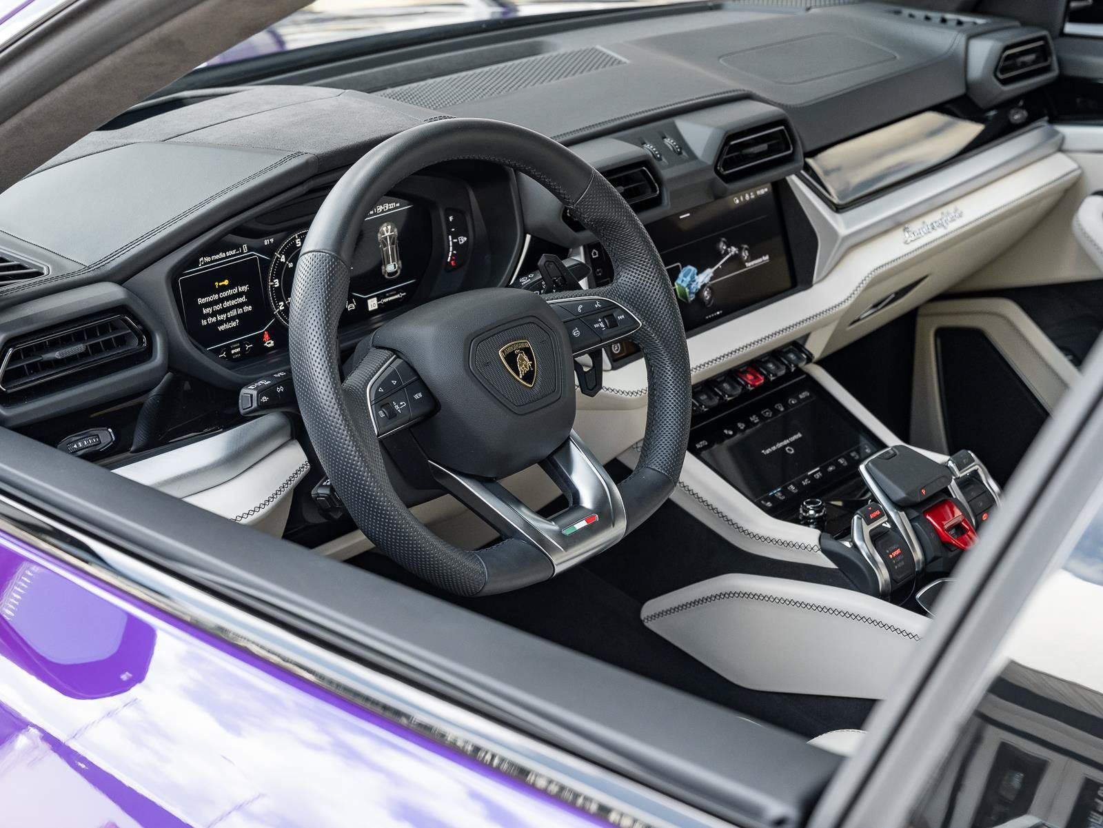 Used 2025 Lamborghini Urus SE AWD/4WD image 24