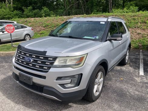 Used 2017 Ford Explorer XLT w/ Equipment Group 201A AWD/4WD image 3
