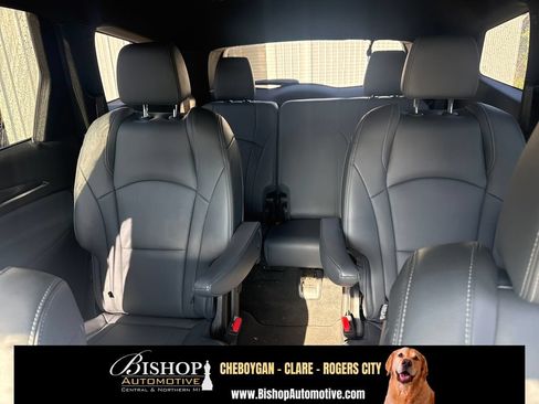 Used 2023 Buick Enclave Essence AWD/4WD image 6