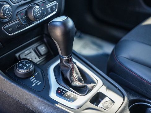 Used 2018 Jeep Cherokee Trailhawk image 21