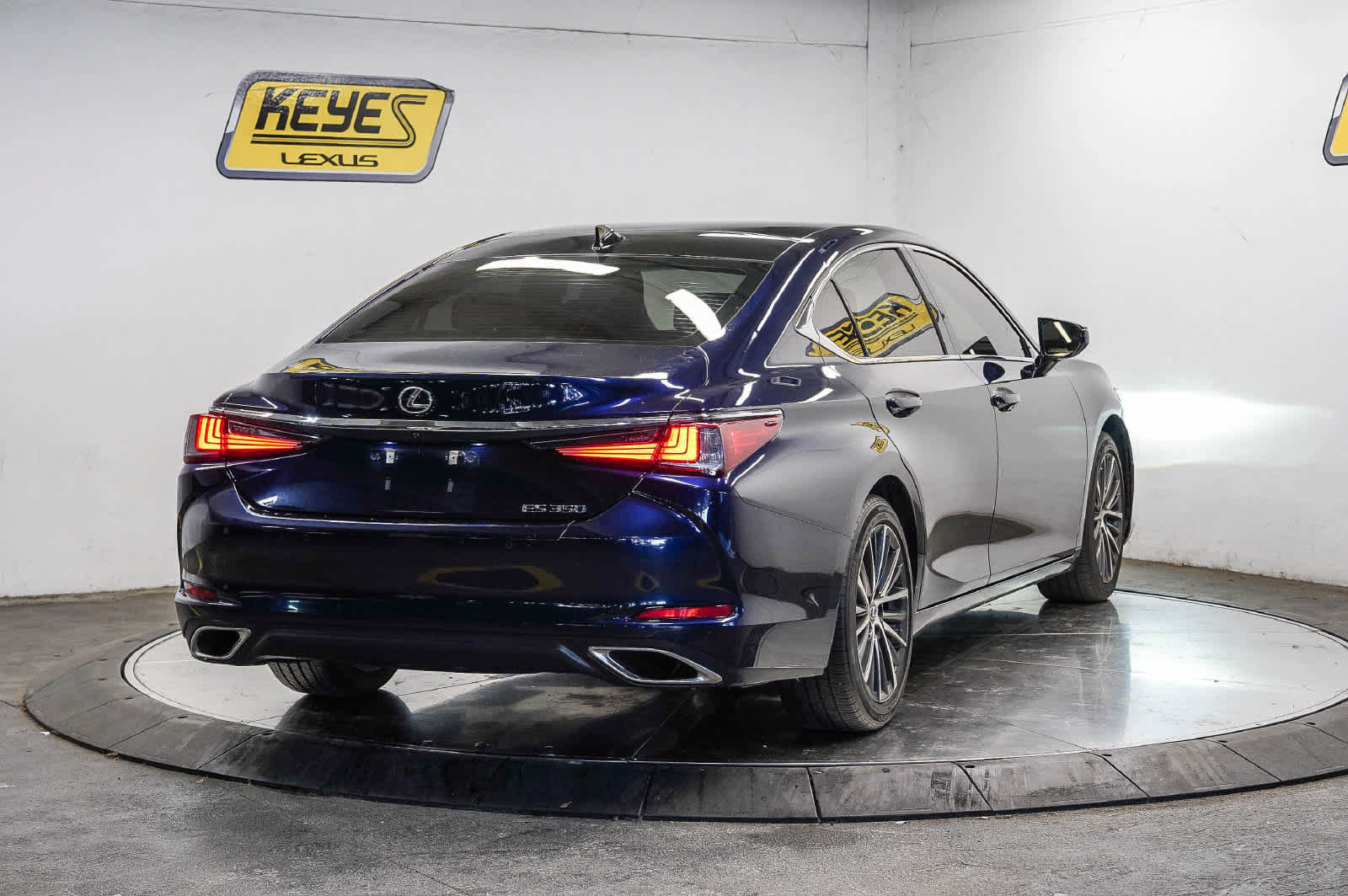Used 2024 Lexus ES 350 w/ Premium Package FWD image 4