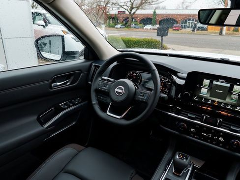 New 2025 Nissan Pathfinder SL image 11