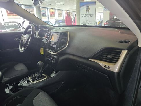 Used 2016 Jeep Cherokee Sport image 13