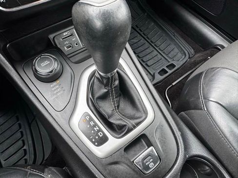 Used 2018 Jeep Cherokee Latitude Plus w/ Comfort/Convenience Group AWD/4WD image 25