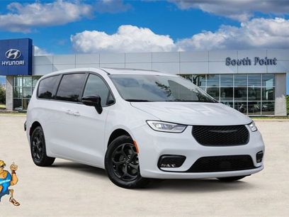 Used 2023 Chrysler Pacifica Limited w/ Uconnect Theater Family Group