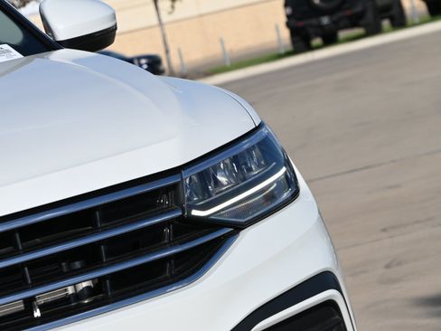 Used 2023 Volkswagen Tiguan SE w/ Panoramic Sunroof Package FWD image 10