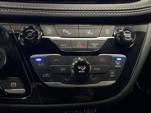 Used 2024 Chrysler Pacifica Touring image 17