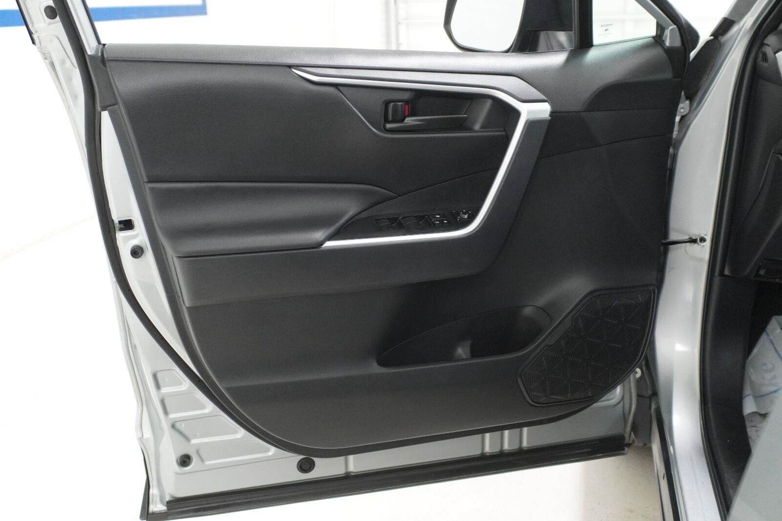 Used 2025 Toyota RAV4 LE AWD/4WD image 21