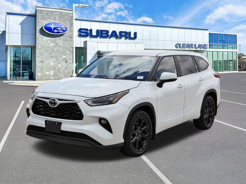 Used 2023 Toyota Highlander LE image 3