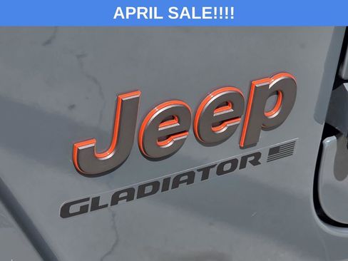 Used 2025 Jeep Gladiator Mojave w/ Convenience Group image 37