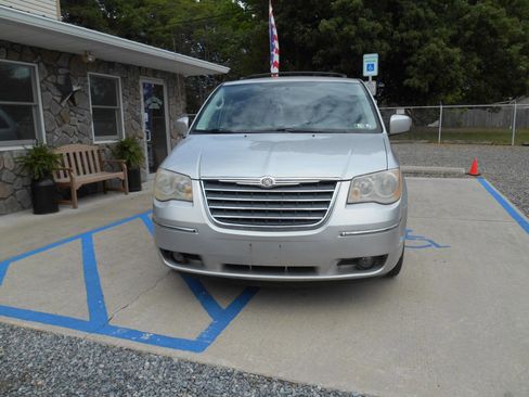 Used 2010 Chrysler Town & Country Touring FWD image 19