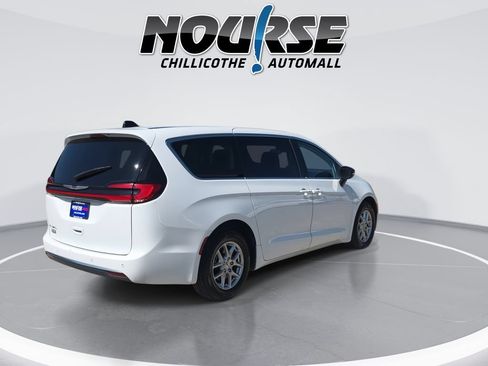 Used 2024 Chrysler Pacifica Touring-L FWD image 8