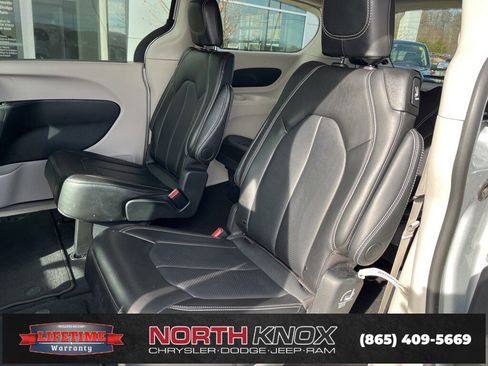 Used 2024 Chrysler Pacifica Touring-L image 14