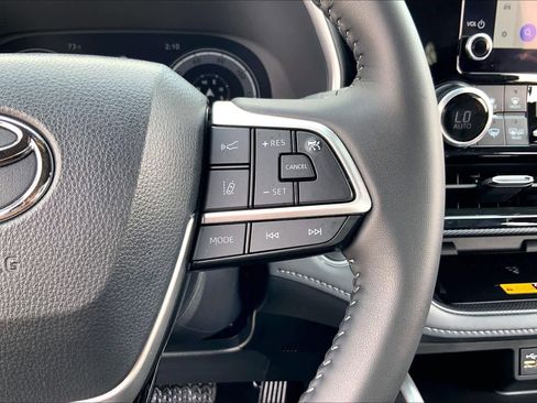 Certified 2025 Toyota Highlander XSE image 24