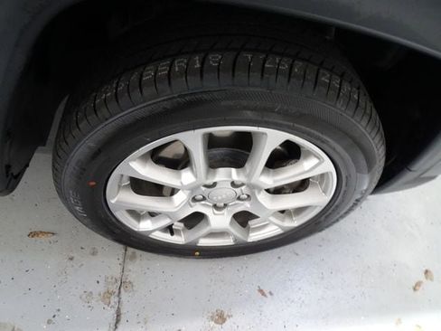 Certified 2024 Jeep Compass Latitude w/ Sun and Sound Group image 32