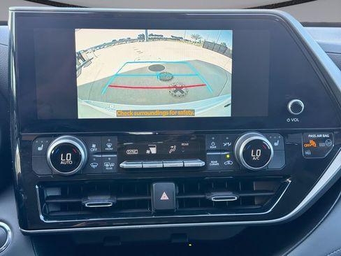 Used 2023 Toyota Highlander XLE FWD image 24