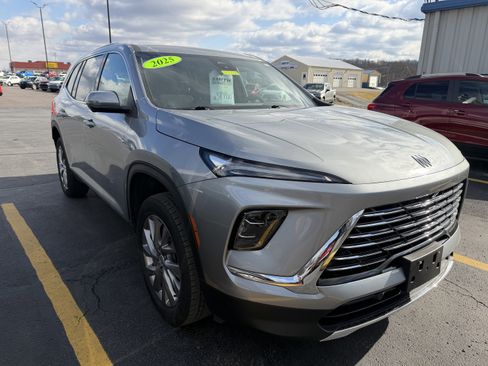 Used 2025 Buick Enclave Preferred image 2