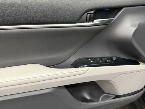 Used 2020 Toyota Camry XLE image 18