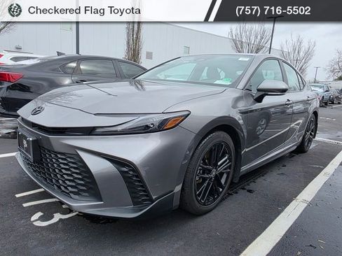 Used 2025 Toyota Camry SE w/ Convenience Package image 1