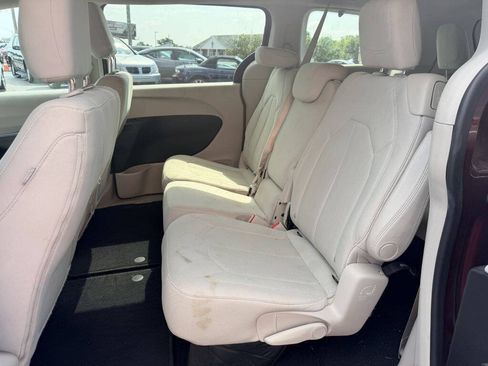 Used 2017 Chrysler Pacifica Touring FWD image 7