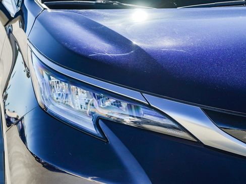 Used 2023 Toyota Sienna Limited image 9