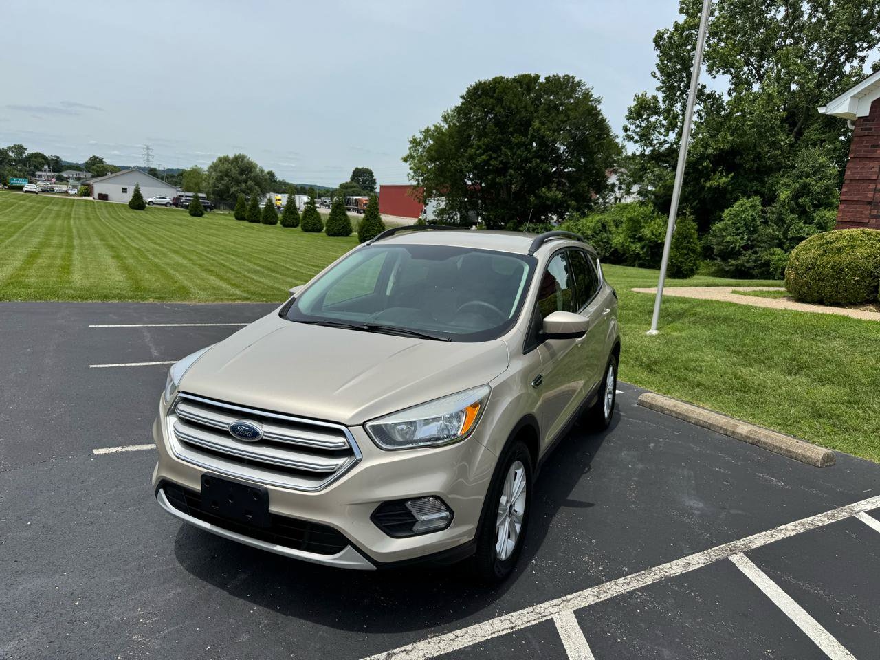 Used 2018 Ford Escape SE w/ SE Sync 3 Package AWD/4WD image 2