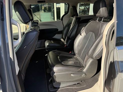 Used 2022 Chrysler Pacifica Touring-L w/ Uconnect Theater Family Group FWD image 24