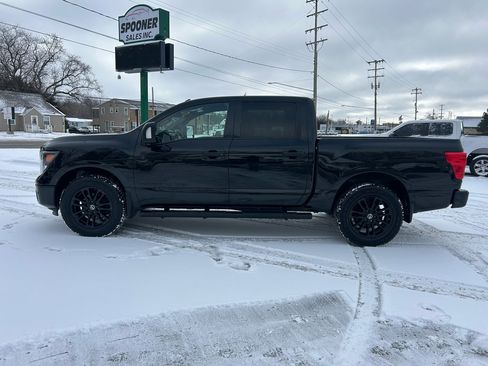 Used 2019 Nissan Titan SV image 2